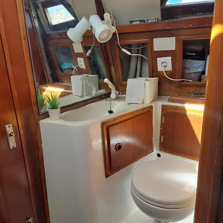 Botel Cosy Boat *