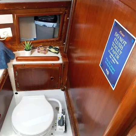 Cosy Boat Botel *